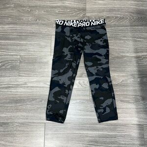 Nike Pro 3/4 length leggings. Size M. NWOT